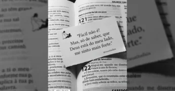 Imagem inspiradora da Bíblia aberta nos Salmos 121 e 122 com uma mensagem motivacional sobre a presença de Deus, da conta @deustefalando do Instagram