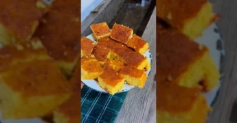 Imagem do bolo de milho e flocão com goiabada cortado em pedaços, pronto para servir, por Aline Figueiredo