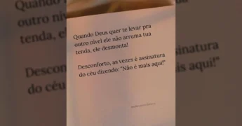 Uma página de livro com a mensagem 'Quando Deus quer te levar pra outro nível ele não arruma tua tenda, ele desmonta! Desconforto, as vezes é assinatura do céu dizendo: 'Não é mais aqui!'' do perfil @sobreamordedeus