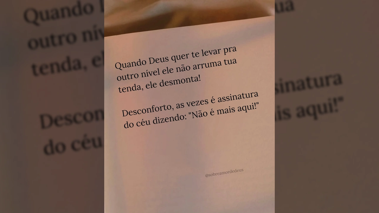 Uma página de livro com a mensagem 'Quando Deus quer te levar pra outro nível ele não arruma tua tenda, ele desmonta! Desconforto, as vezes é assinatura do céu dizendo: 'Não é mais aqui!'' do perfil @sobreamordedeus