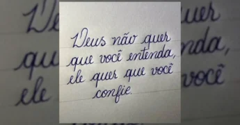 Reflexão escrita à mão sobre confiança em Deus, publicada por Inspiração Nos Estudos / Instagram.