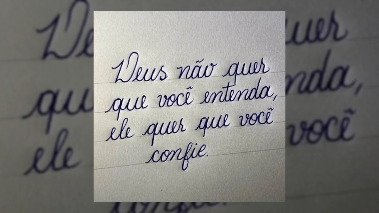 Reflexão escrita à mão sobre confiança em Deus, publicada por Inspiração Nos Estudos / Instagram.