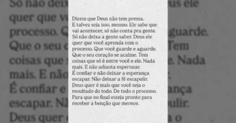 Texto com a frase 'Dizem que Deus não tem pressa' e uma mensagem sobre confiar no tempo divino, por Sobre Curar.