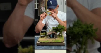Diorama de fazenda em miniatura com celeiro, trator e animais, criado por Gustavo Ambrósio / Instagram @criandominimundos