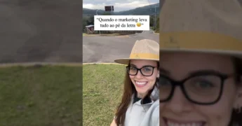Luísa sorrindo no jardim de suculentas e cactos da Fazenda das Suculentas. Créditos: fazendadassuculentas / Instagram