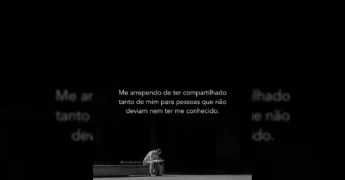 Homem sentado de cabeça baixa, uma cena de reflexão sobre arrependimento e vulnerabilidade. Créditos: Frases Oficial / Instagram.