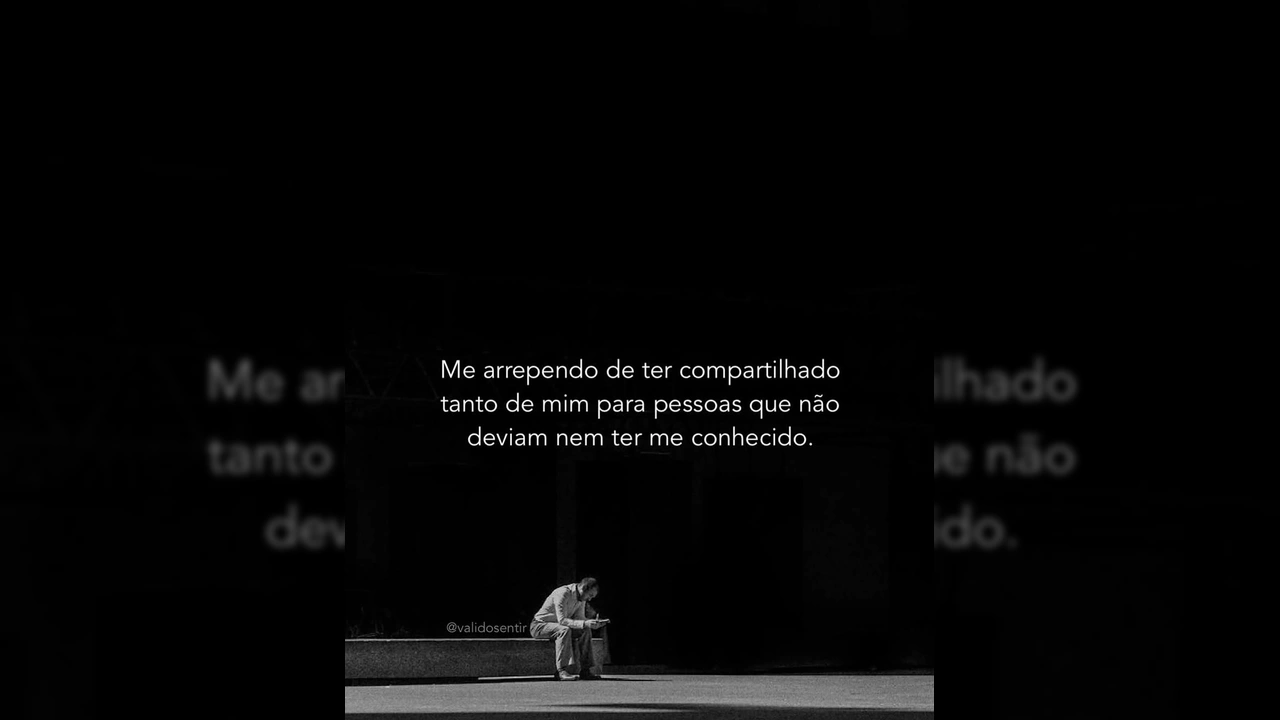 Homem sentado de cabeça baixa, uma cena de reflexão sobre arrependimento e vulnerabilidade. Créditos: Frases Oficial / Instagram.