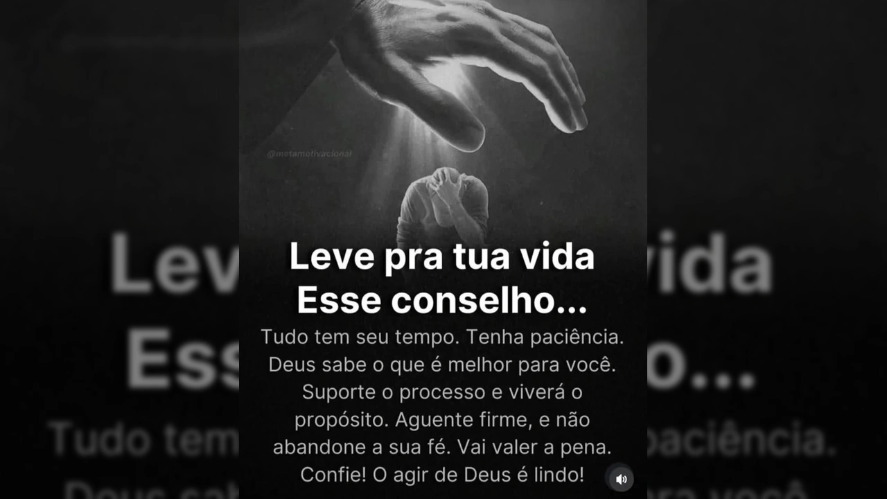 Pessoa em oração ou reflexão sob uma mão iluminada, simbolizando apoio divino, conforme postagem de Guru da reflexão / motivação.