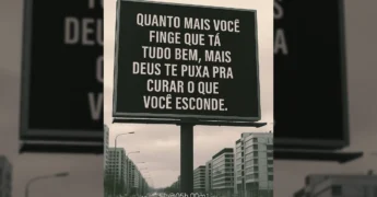Imagem de um outdoor urbano em preto e branco com a frase 'Quanto mais você finge que tá tudo bem, mais Deus te puxa pra curar o que você esconde.', creditado a @05h.00m1.