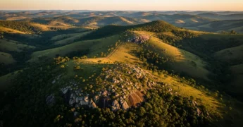 Vista panorâmica de Curvelo, Minas Gerais, revelando a paisagem rica em minerais