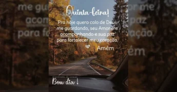 Imagem de uma estrada com árvores de outono, acompanhada da mensagem de fé para quinta-feira do perfil Sentimentos do Coração.