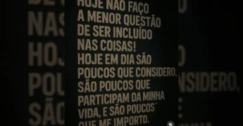 Texto em dourado sobre fundo escuro com a frase 'Hoje não faço a menor questão de ser incluído nas coisas! Hoje em dia são poucos que considero, são poucos que participam da minha vida, e são poucos que me importo.' Crédito: Instagram/frases