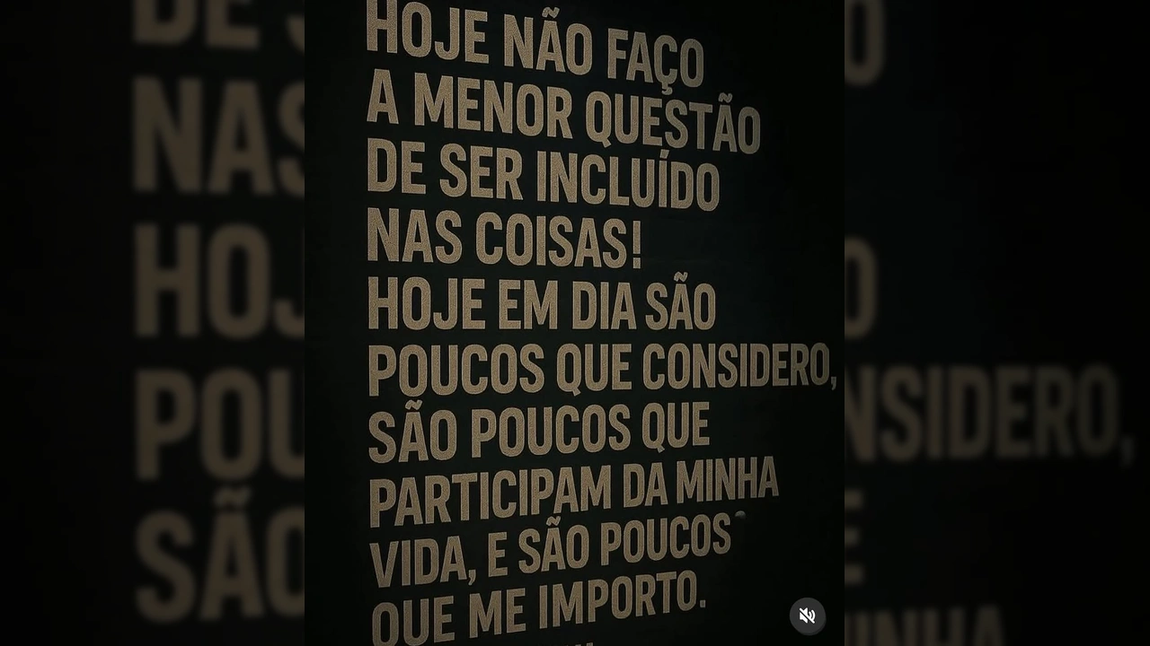 Texto em dourado sobre fundo escuro com a frase 'Hoje não faço a menor questão de ser incluído nas coisas! Hoje em dia são poucos que considero, são poucos que participam da minha vida, e são poucos que me importo.' Crédito: Instagram/frases