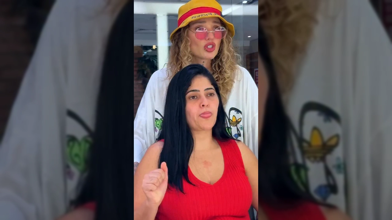 Mulher com cabelo novo e curto, sorrindo, após transformação no salão de Gue Oliveira