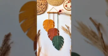 Decoração de parede artesanal com folhas de macramê Monstera em amarelo, terracota e verde, criada por Art Meraki Decor.