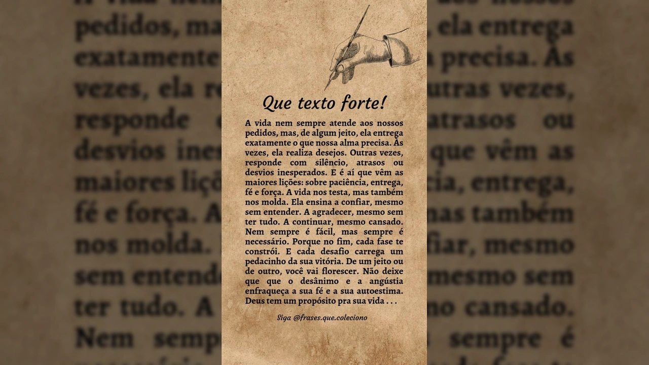 Uma mão segurando uma pena escreve um texto inspirador sobre a paciência, entrega e propósito da vida em um pergaminho antigo. Créditos: frases.que.coleciono / Instagram.