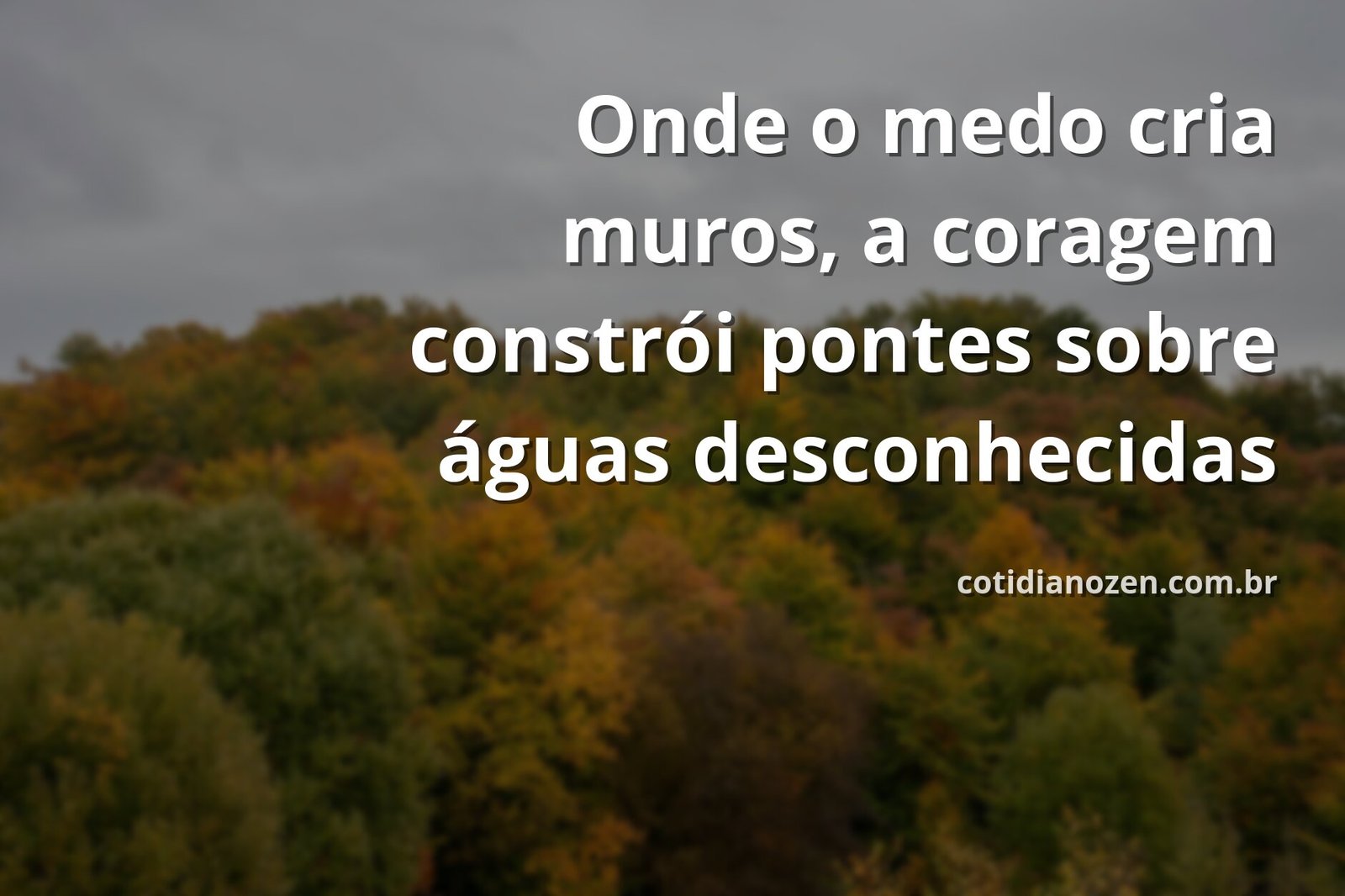 Vasto oceano encontrando o céu no horizonte, representando a imensidão de possibilidades que a coragem desbloqueia.