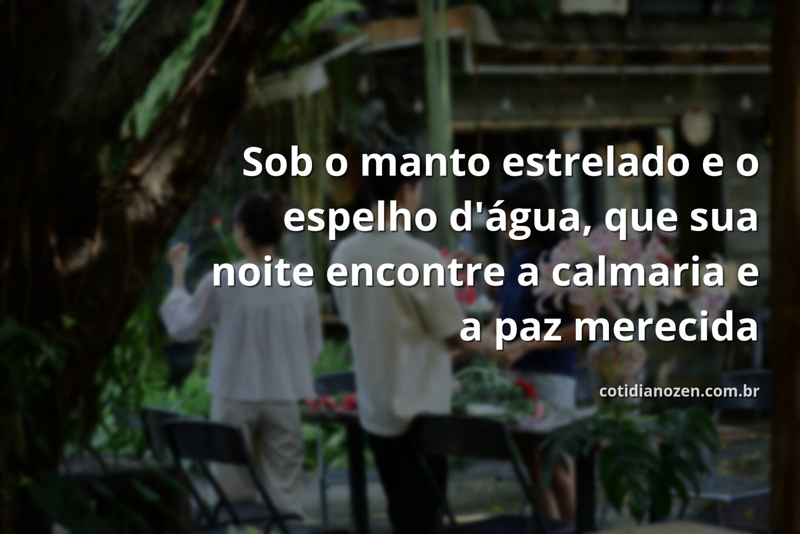 Céu noturno estrelado refletido sobre um lago calmo, transmitindo uma sensação profunda de paz, tranquilidade e descanso.