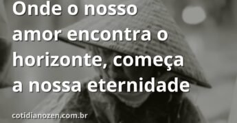 Casal diante de um lago sereno ao pôr do sol, com o céu vasto ao fundo, simbolizando o início de uma jornada de amor eterno e infinito.