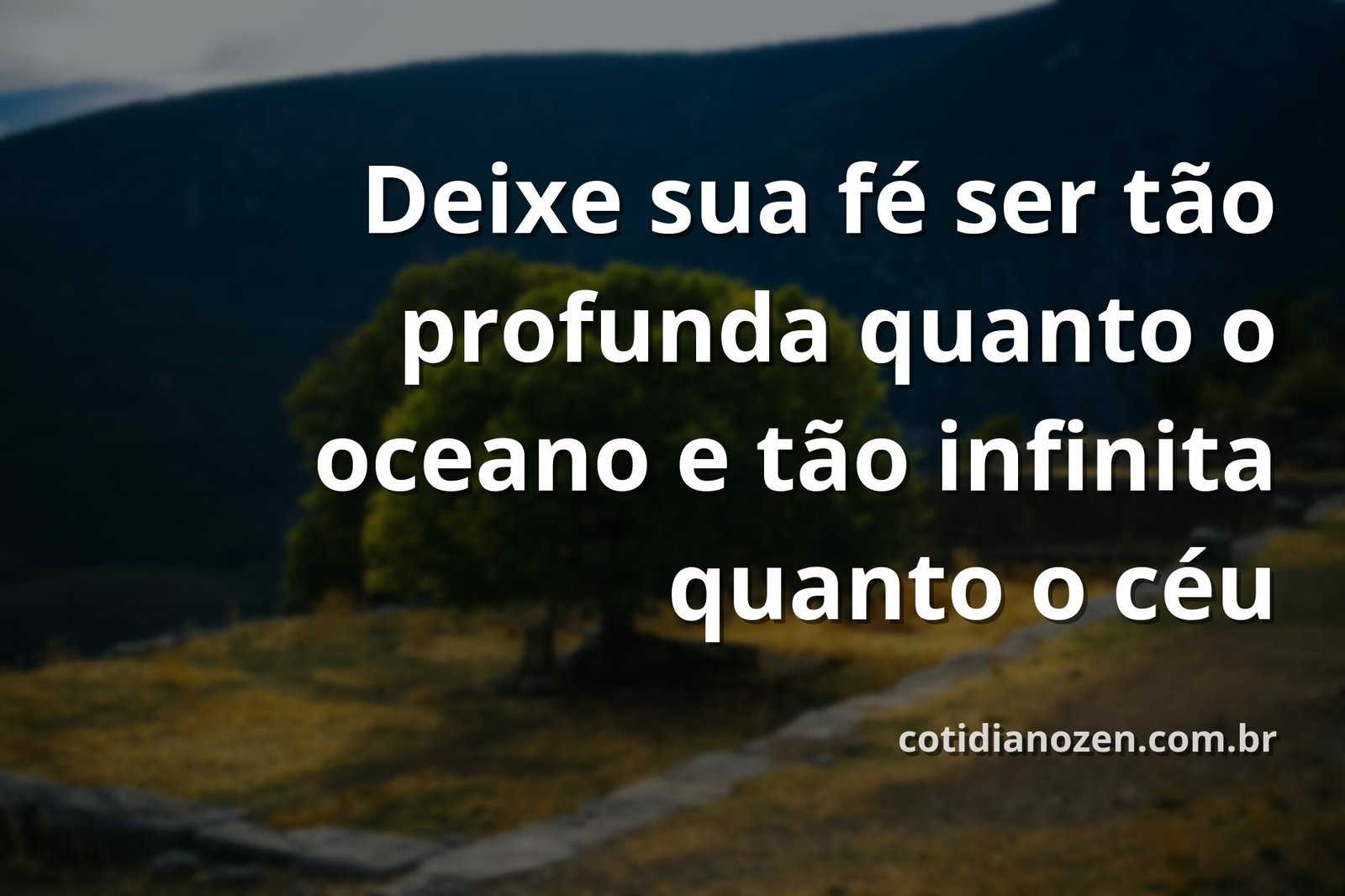 Um vasto oceano reflete um céu dramático ao pôr do sol, transmitindo um sentimento de paz, imensidão e fé profunda.