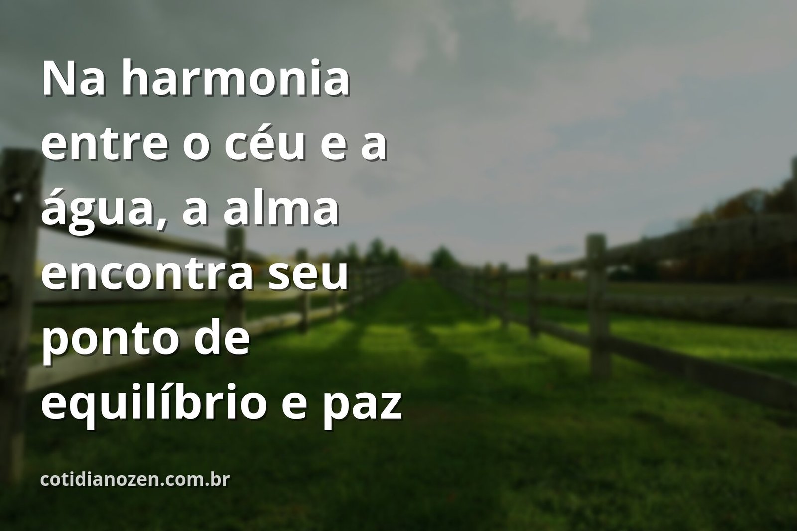 Céu azul e sereno refletido sobre a superfície calma de um lago, evocando um sentimento profundo de paz, tranquilidade e equilíbrio.