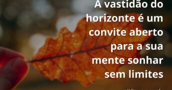 Vasto oceano reflete um céu sereno com nuvens suaves ao amanhecer, transmitindo uma sensação de paz, calma e inspiração infinita.