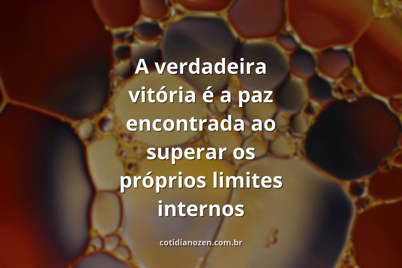 Paisagem serena com céu amplo e nuvens refletido em água calma, transmitindo um sentimento de paz interior e conquista pessoal.