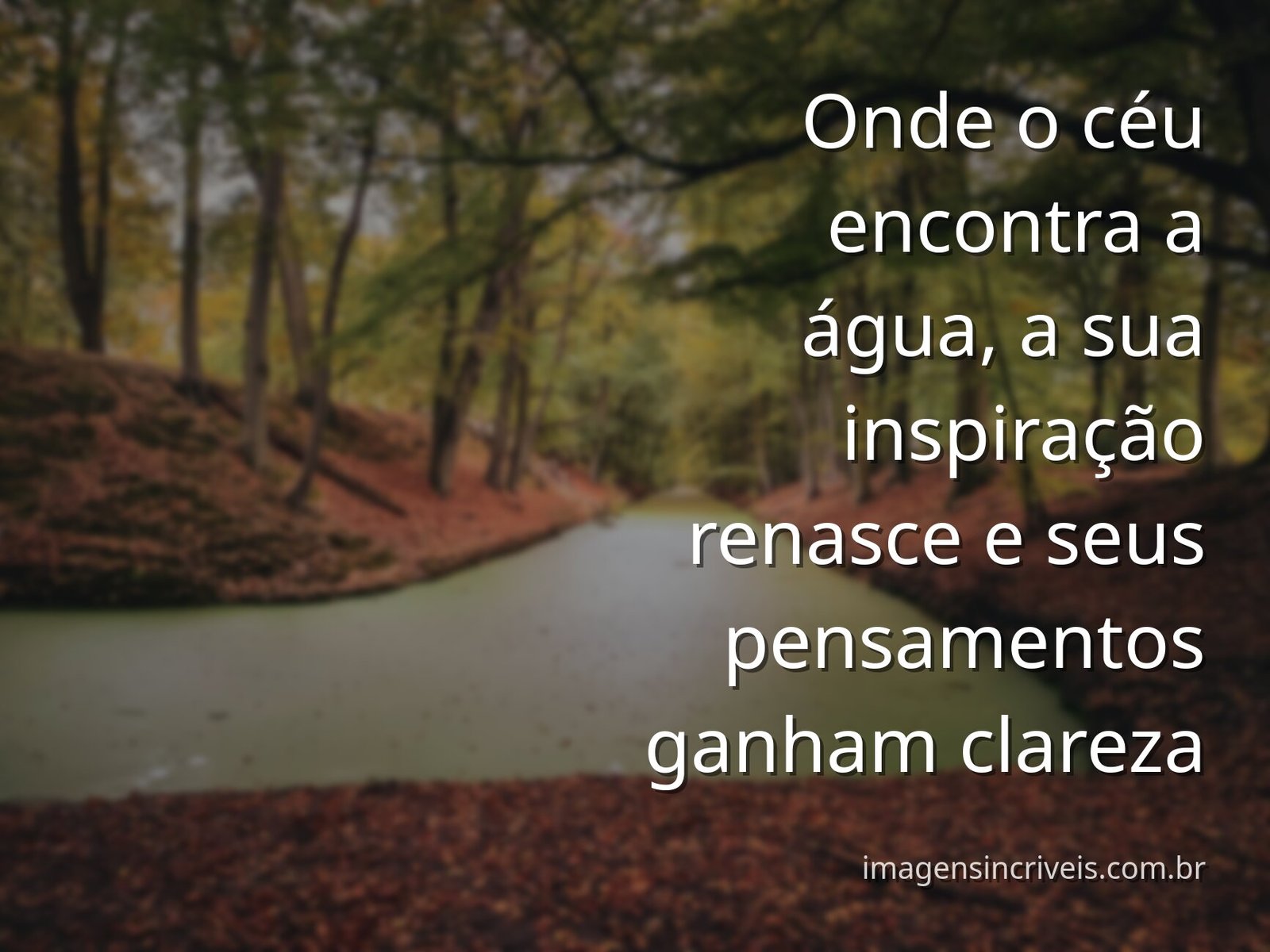 Céu azul com nuvens brancas refletido em um lago calmo e cristalino, transmitindo uma sensação de paz, serenidade e inspiração.