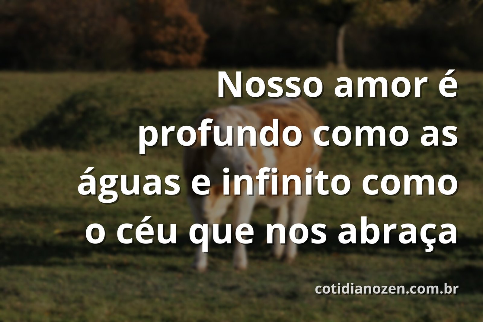 Céu amplo com nuvens suaves reflete em águas tranquilas, transmitindo uma sensação de amor sereno e infinito para o Dia dos Namorados.