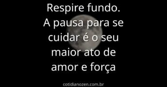 Céu azul e nuvens brancas refletidos em um lago sereno cercado por natureza verde, evocando paz e a tranquilidade do autocuidado.