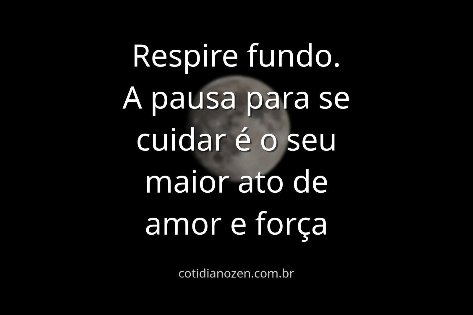 Céu azul e nuvens brancas refletidos em um lago sereno cercado por natureza verde, evocando paz e a tranquilidade do autocuidado.