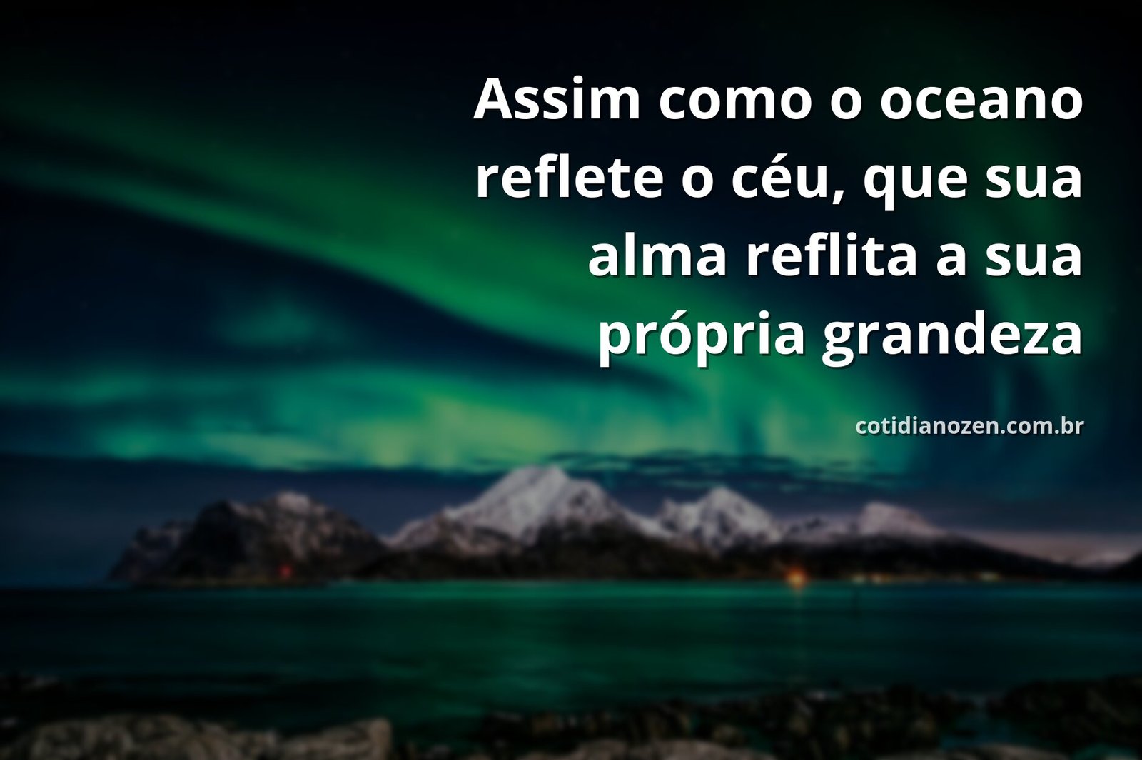 Céu vasto com nuvens suaves refletido na superfície calma da água, evocando um sentimento de paz, imensidão e autoconhecimento.