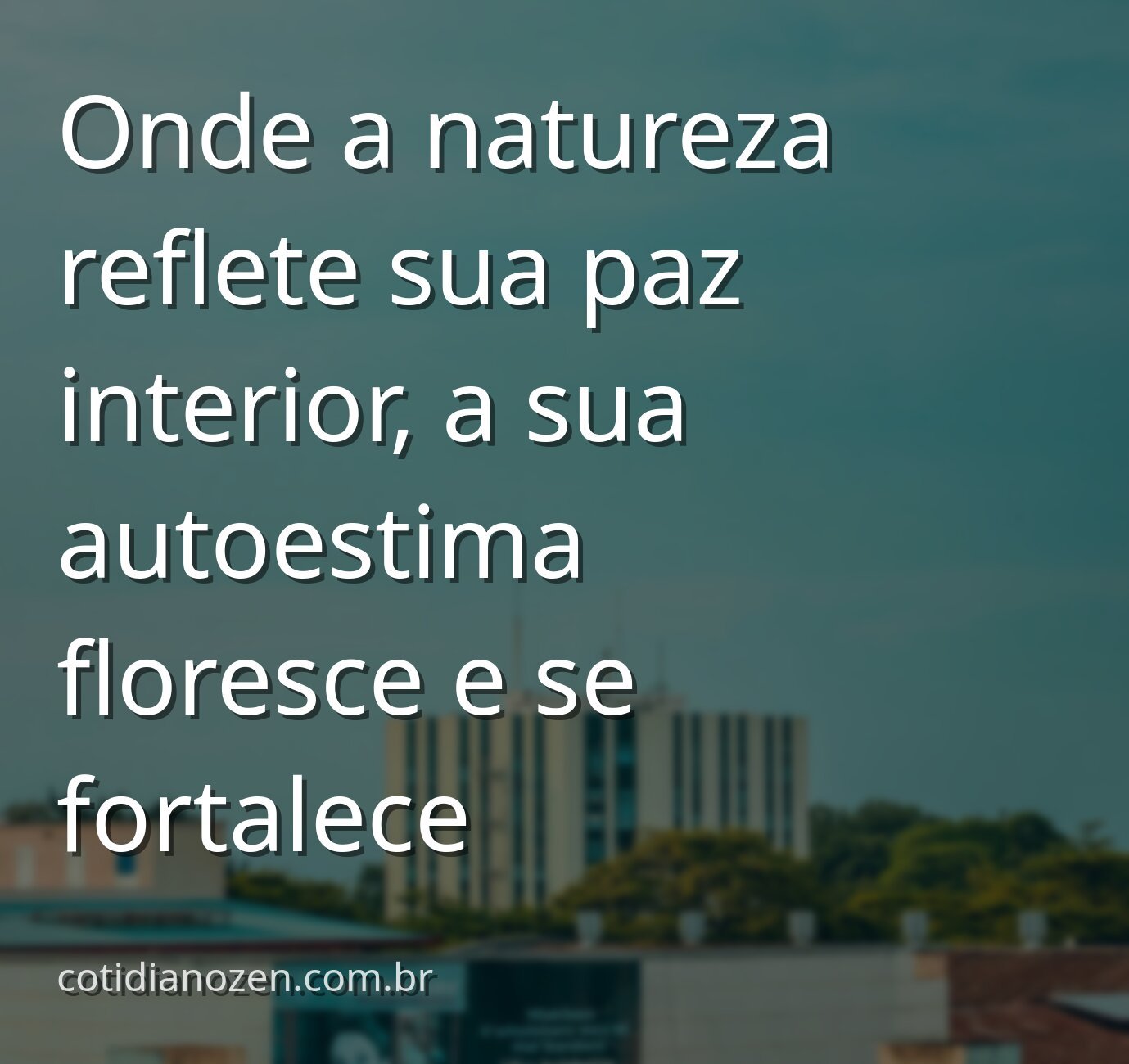 Céu azul e sereno refletido em águas calmas de um lago, cercado por natureza, transmitindo paz e a força da autoestima.