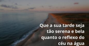 Céu azul com nuvens brancas refletido em um lago calmo cercado por natureza, transmitindo uma sensação de paz para uma boa tarde.