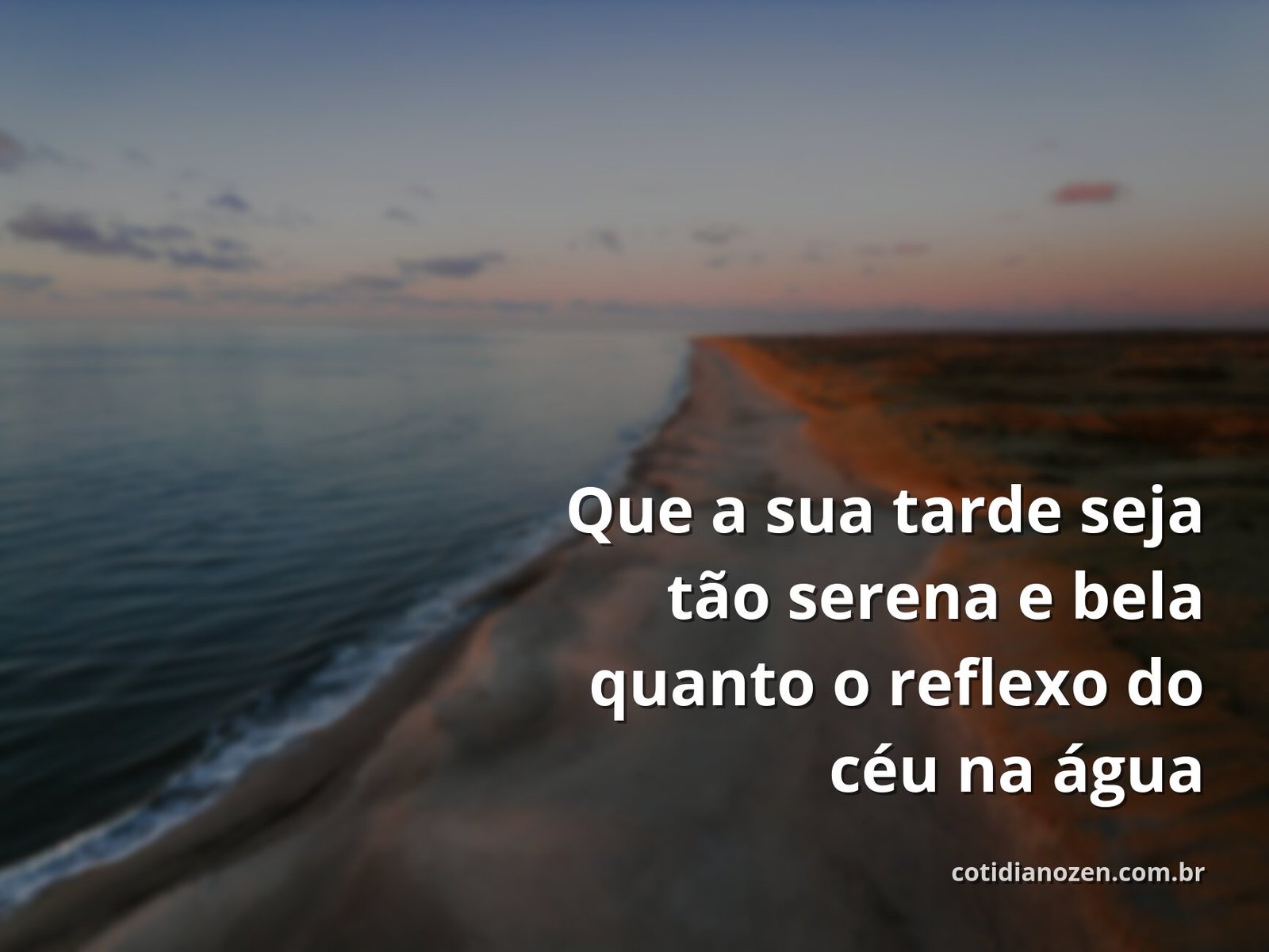 Céu azul com nuvens brancas refletido em um lago calmo cercado por natureza, transmitindo uma sensação de paz para uma boa tarde.