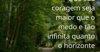 Vasto oceano encontrando um céu dramático ao pôr do sol, simbolizando a imensidão da coragem necessária para enfrentar o desconhecido.