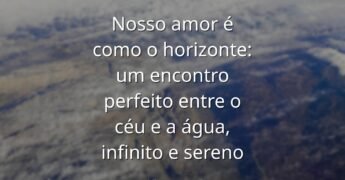 Paisagem serena de um lago calmo refletindo um céu azul com nuvens brancas, evocando um sentimento de amor infinito e paz.