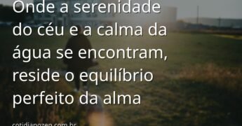 Céu azul e nuvens brancas refletidas perfeitamente na superfície calma de um lago, transmitindo uma profunda sensação de paz e equilíbrio.