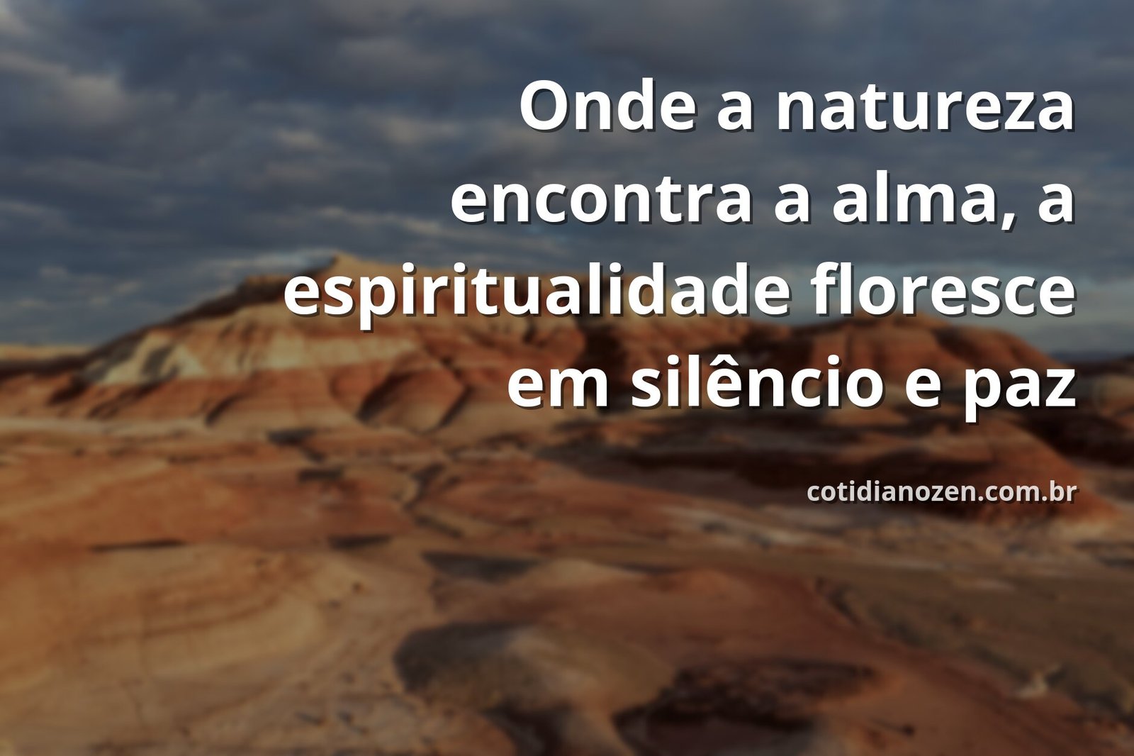 Céu sereno com nuvens suaves refletido sobre a superfície calma de um lago, cercado por natureza, evocando paz e conexão espiritual.