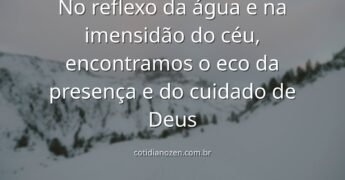 Céu azul com nuvens brancas se refletindo perfeitamente na superfície calma de um lago, transmitindo paz, serenidade e fé.