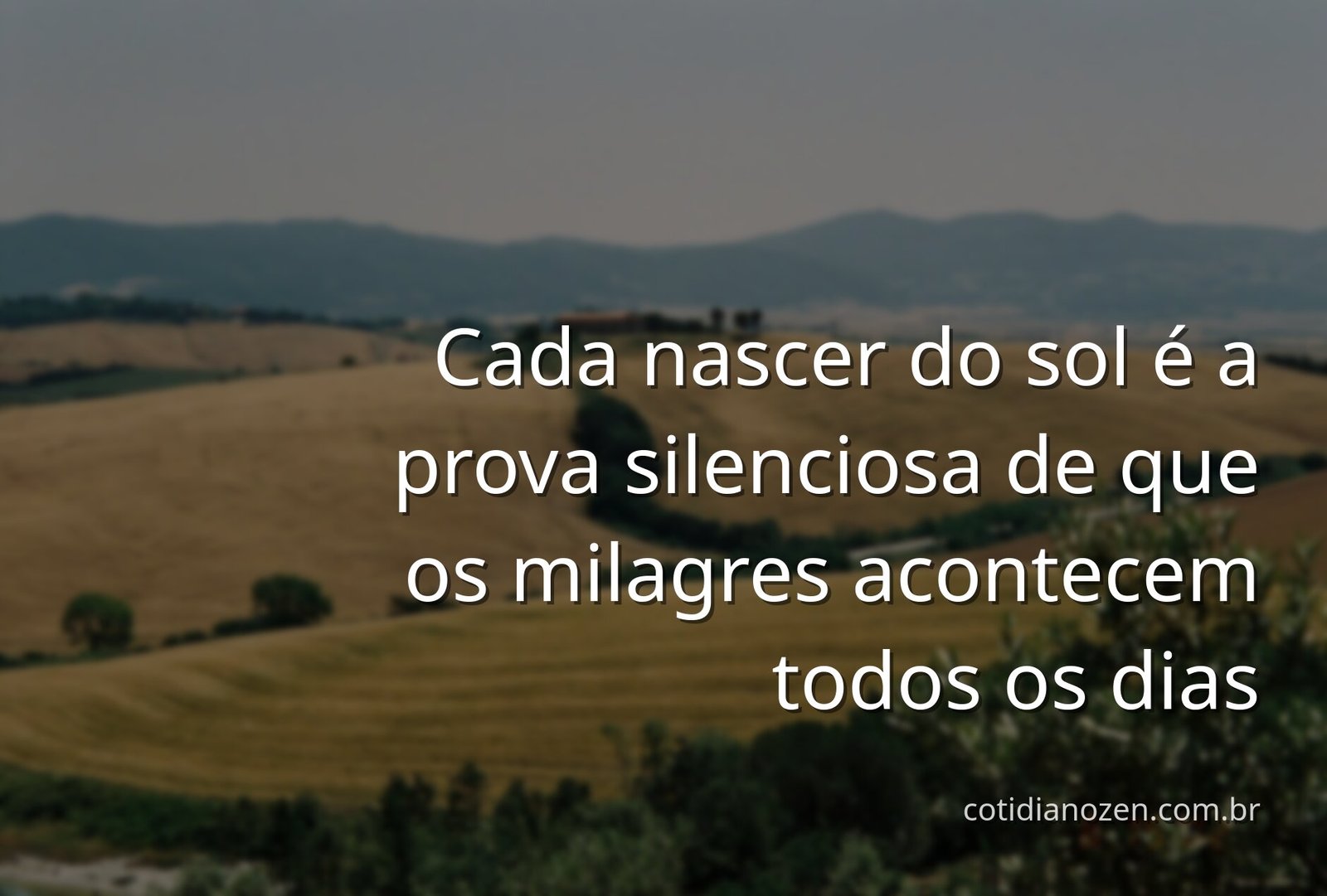 Nascer do sol sobre um lago calmo, com o céu em tons de laranja e rosa, refletindo a esperança de um milagre diário.