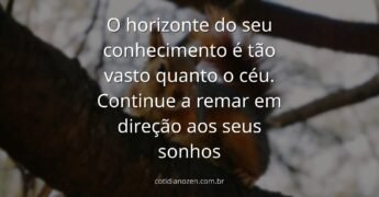 Céu vasto e azul refletido em águas calmas de um lago, transmitindo paz e a imensidão de possibilidades para quem estuda.