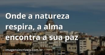 Céu azul e sereno refletido perfeitamente na superfície calma de um lago, com montanhas distantes, evocando tranquilidade e paz interior.