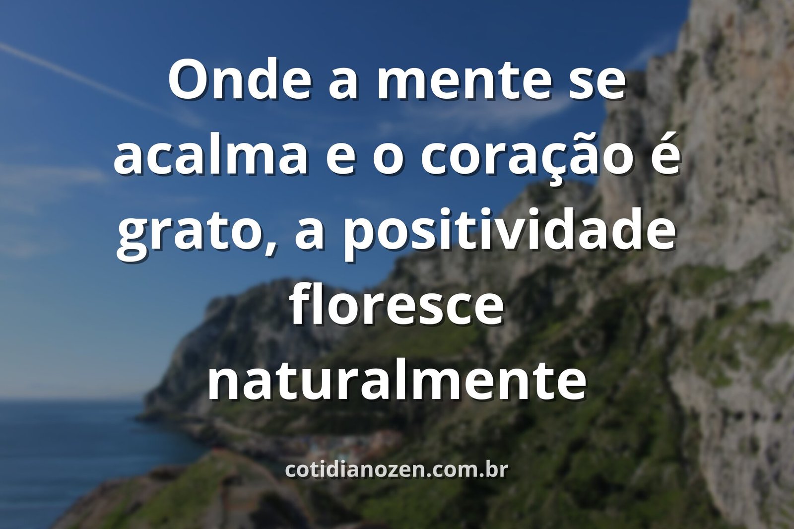Céu azul e límpido refletido em um lago calmo, cercado por natureza verdejante, transmitindo uma sensação de paz e positividade.