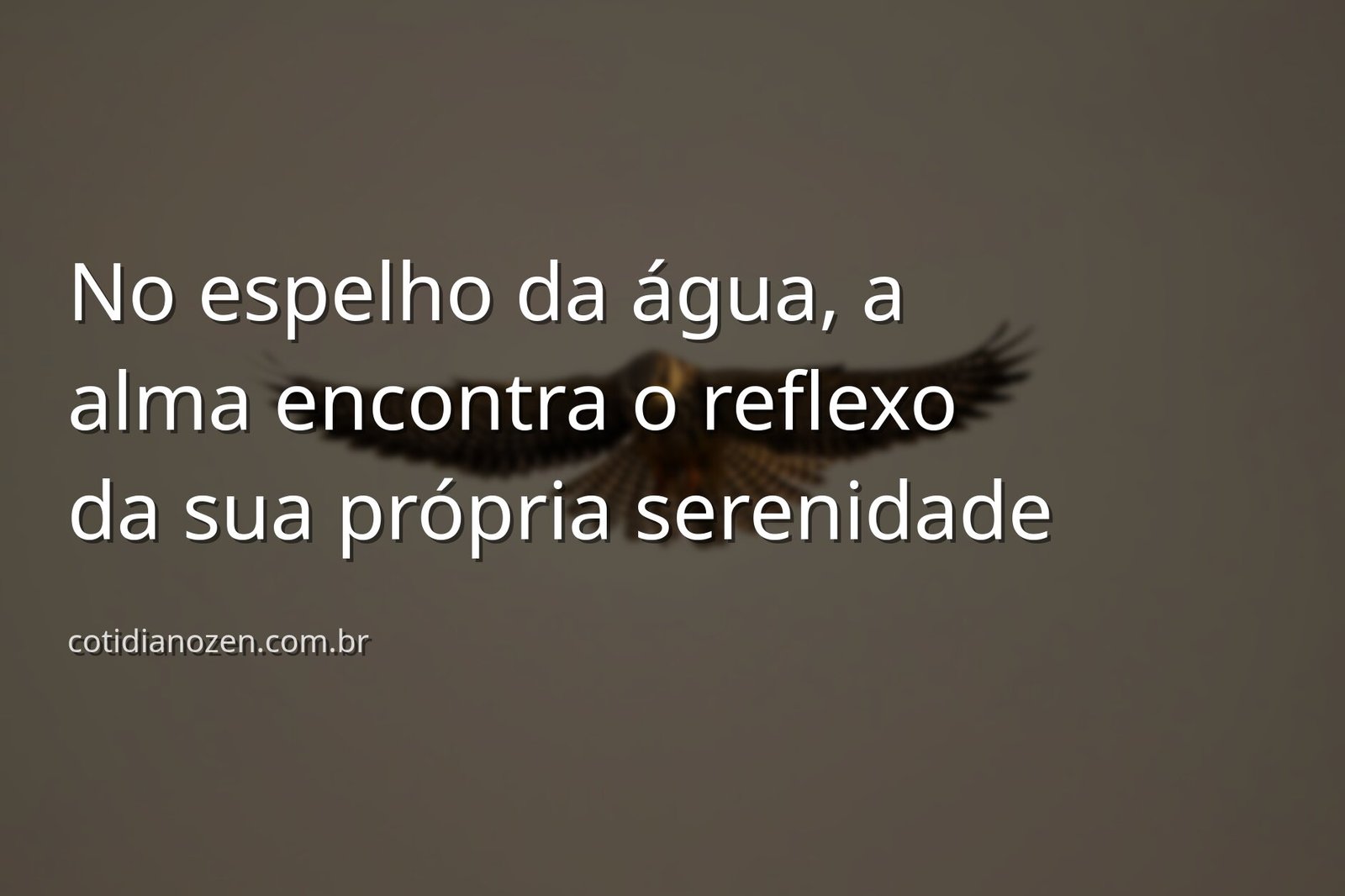 Céu azul com nuvens suaves refletido perfeitamente na superfície calma de um lago, cercado por natureza, evocando paz e reflexão.