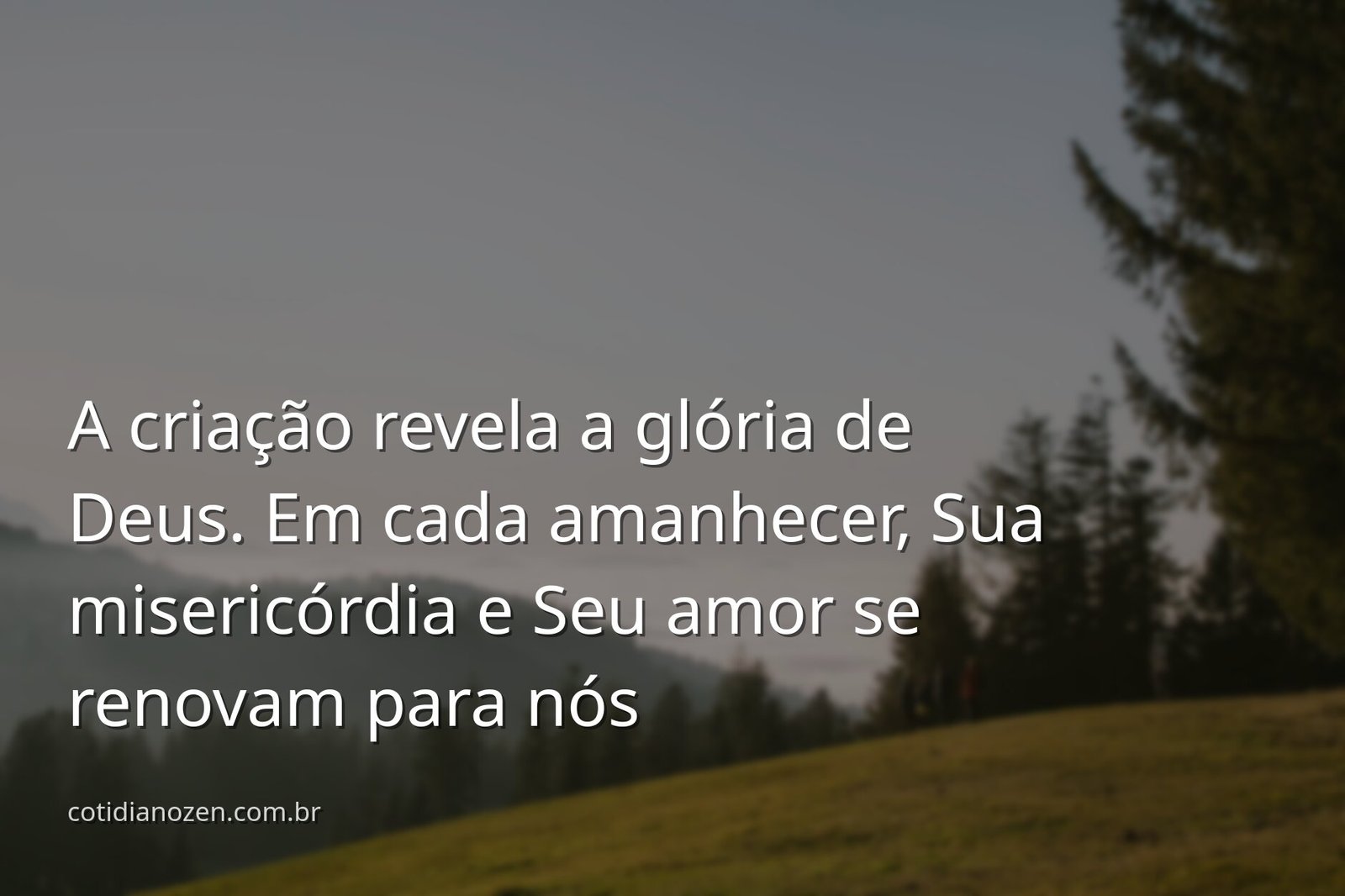 Céu sereno com nuvens douradas refletindo sobre um lago calmo ao amanhecer, evocando um sentimento de paz, esperança e fé católica.