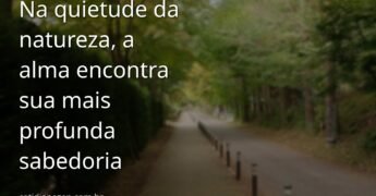 Paisagem serena de um lago espelhado refletindo um céu azul com nuvens brancas, evocando paz, clareza mental e sabedoria.
