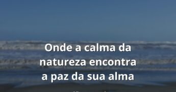 Céu azul claro refletido em um lago tranquilo, cercado por natureza verdejante, evocando um profundo sentimento de serenidade e paz.