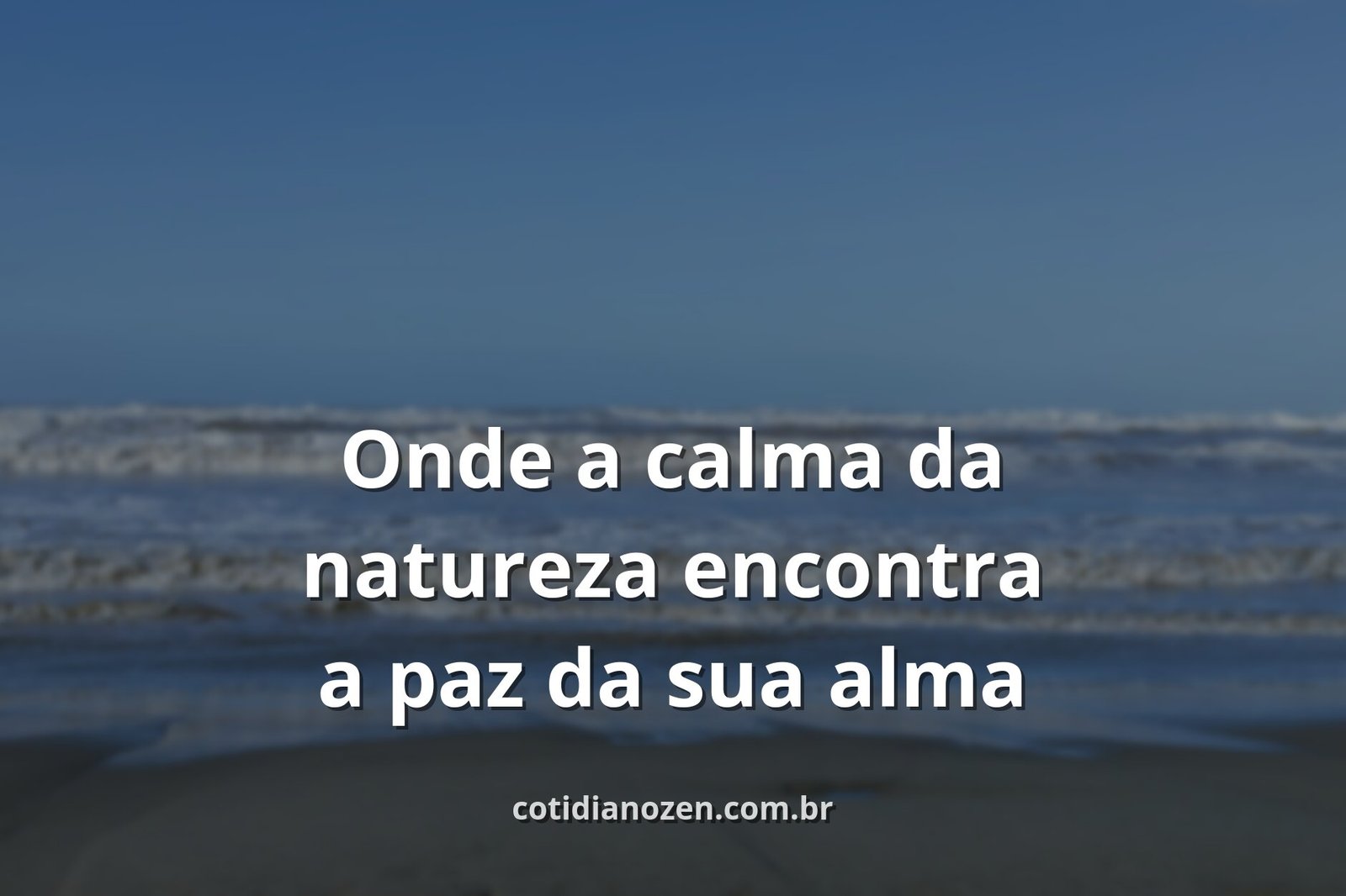 Céu azul claro refletido em um lago tranquilo, cercado por natureza verdejante, evocando um profundo sentimento de serenidade e paz.