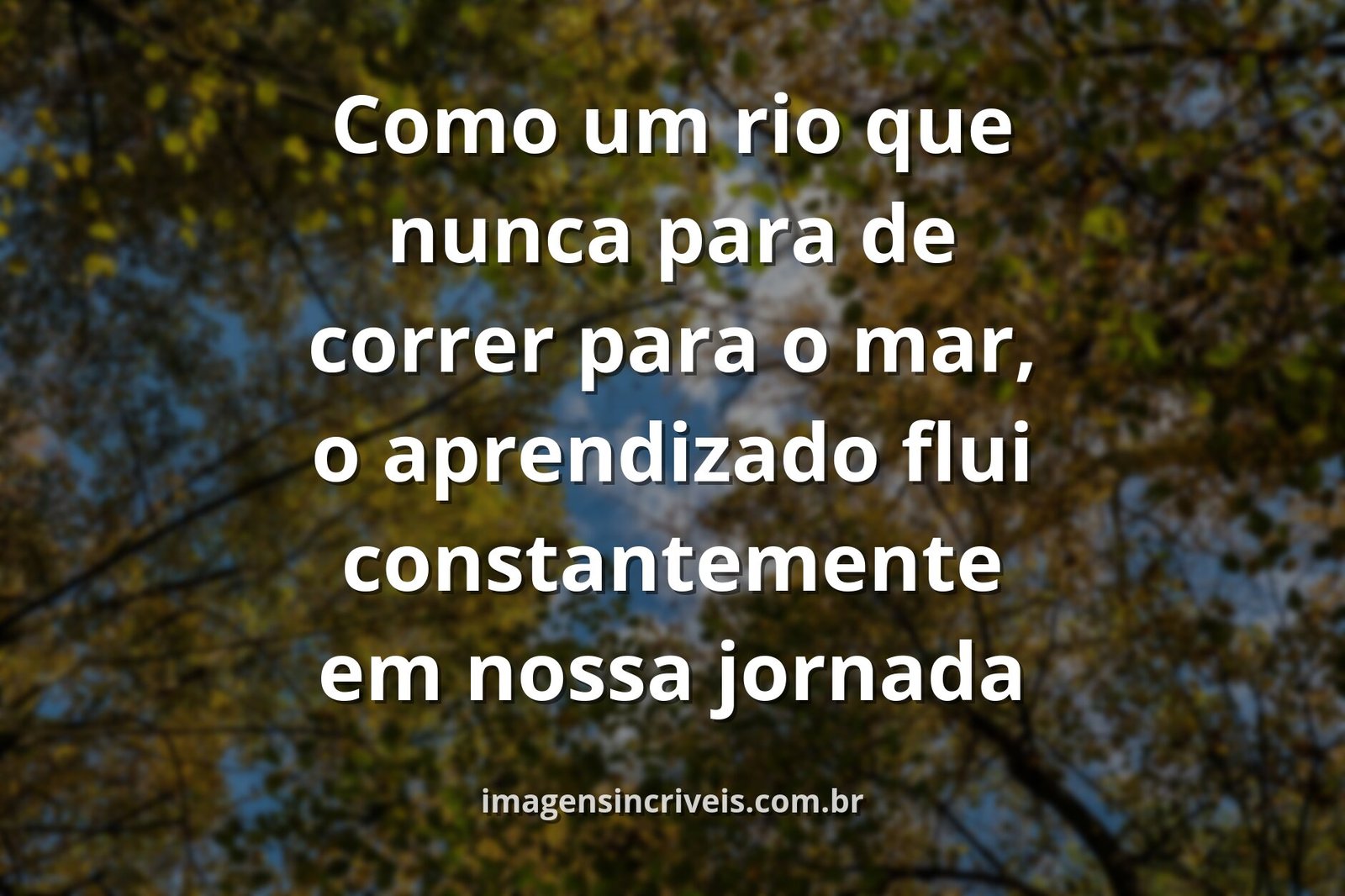 Céu azul e nuvens brancas se refletindo perfeitamente em um lago sereno, cercado por natureza, inspirando paz e profundidade.